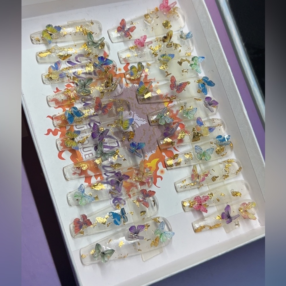 -20 piece pressonnails
-Gel polish 
-Acrylic Nails 
-Last 2-3 weeks 
-Reusable